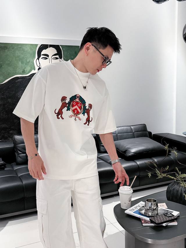 Lv 2025春夏新款首发专柜最新款短袖圆领T恤 官网同款 高端订制 设计前卫时尚！品牌Logo重工艺设计 高端定纯棉面料.手感柔软.穿着舒适.专柜级别精致车线