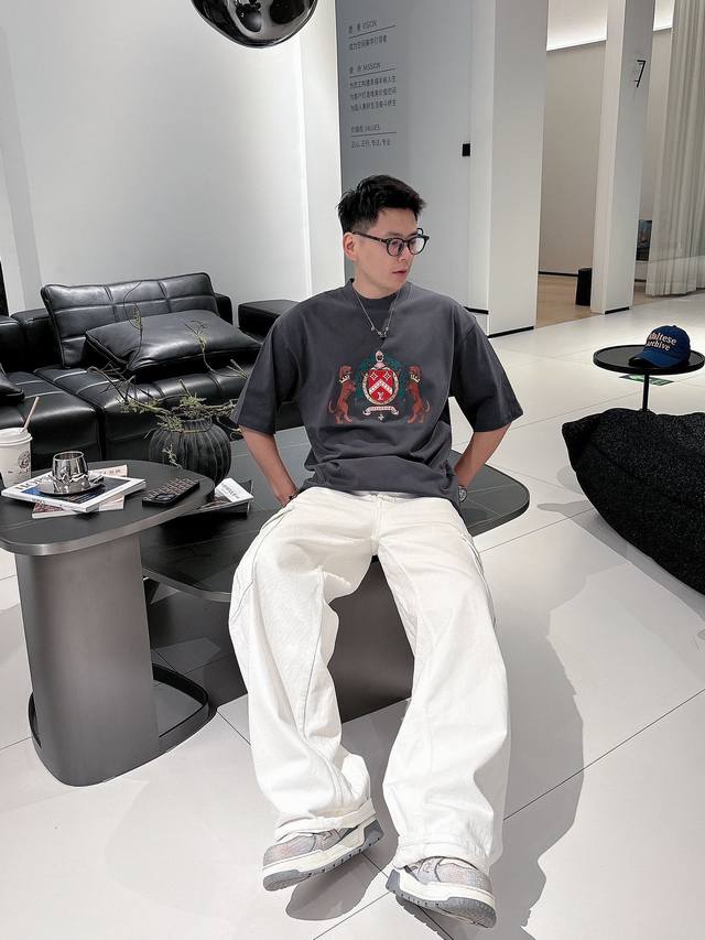 Lv 2025春夏新款首发专柜最新款短袖圆领T恤 官网同款 高端订制 设计前卫时尚！品牌Logo重工艺设计 高端定纯棉面料.手感柔软.穿着舒适.专柜级别精致车线