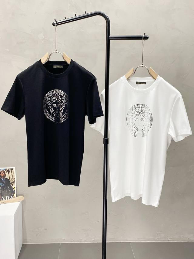 Versace范思哲独家专供新款原单男士休闲春夏短袖 高端 高端版本 时尚百搭爆款进口面料 手感超柔软细腻 穿着亲肤舒适 高端精品 代工厂P精细做工 上身非常赞