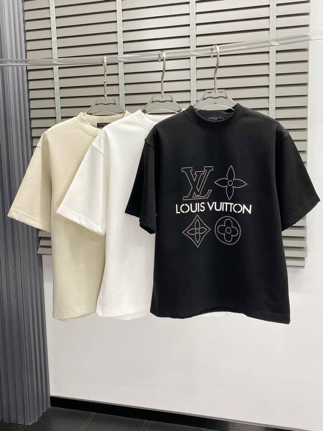 Louis Vuitton路易威登独家专供新款原单男士休闲春夏短袖 高端 高端版本 时尚百搭爆款进口面料 手感超柔软细腻 穿着亲肤舒适 高端精品 代工厂P精细做