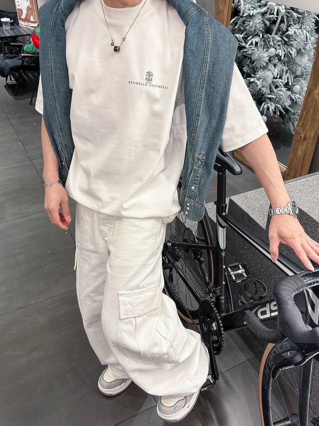 Brunello Cucinelli2025春夏新款首发专柜最新款短袖圆领T恤 官网同款 高端订制 设计前卫时尚！品牌Logo重工艺设计 高端定纯棉面料.手感柔