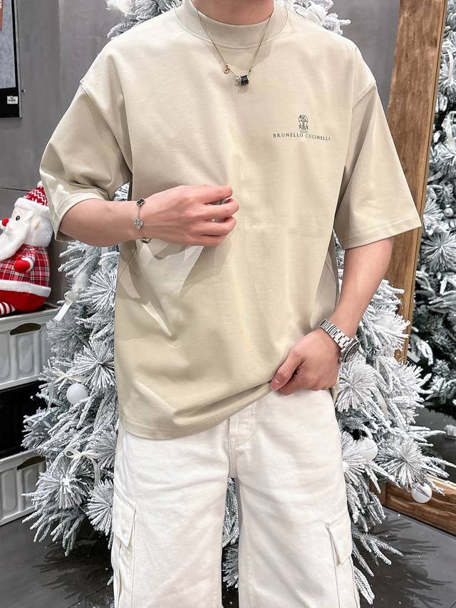 Brunello Cucinelli2025春夏新款首发专柜最新款短袖圆领T恤 官网同款 高端订制 设计前卫时尚！品牌Logo重工艺设计 高端定纯棉面料.手感柔
