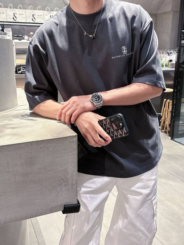 Brunello Cucinelli2025春夏新款首发专柜最新款短袖圆领T恤 官网同款 高端订制 设计前卫时尚！品牌Logo重工艺设计 高端定纯棉面料.手感柔