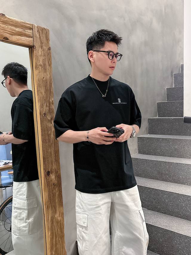 Brunello Cucinelli2025春夏新款首发专柜最新款短袖圆领T恤 官网同款 高端订制 设计前卫时尚！品牌Logo重工艺设计 高端定纯棉面料.手感柔
