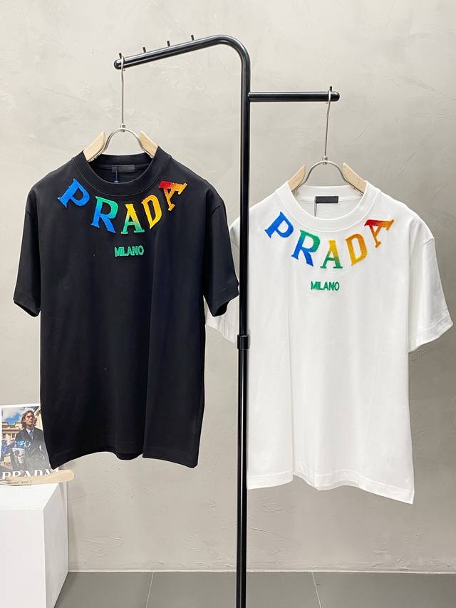 Prada普拉达独家专供春夏新款原单男士休闲短袖 高端 高版本 时尚百搭爆款原版进口面料 Logo图案设计 手感超柔软细腻 穿着亲肤舒适 高端精品 代工厂P精细