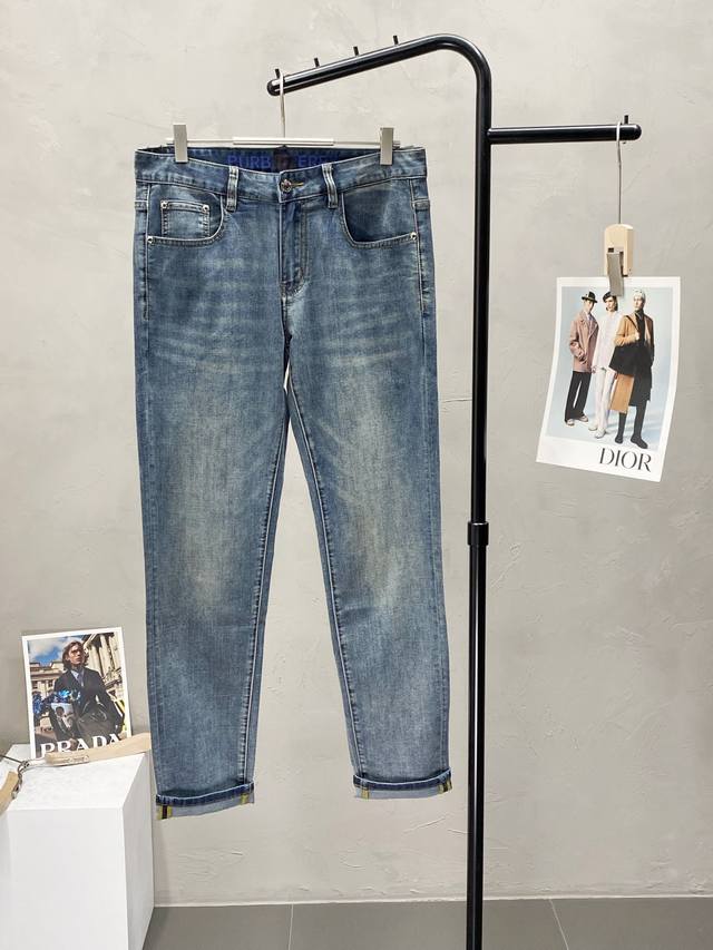 Burberry巴宝莉独家专供新款春夏牛仔裤 高端版本！专柜 面料 透气舒适度高，细节无可挑剔，品牌元素设计理念，体现高品质。手感细腻柔软！呈现休闲裁剪，上身版