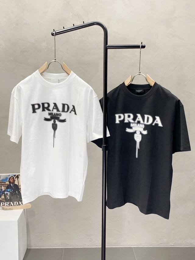 Prada普拉达独家专供新款原单男士休闲短袖 高端 高版本 时尚百搭爆款进口面料 手感超柔软细腻 穿着亲肤舒适 高端精品 代工厂P精细做工 上身非常赞 男士必备