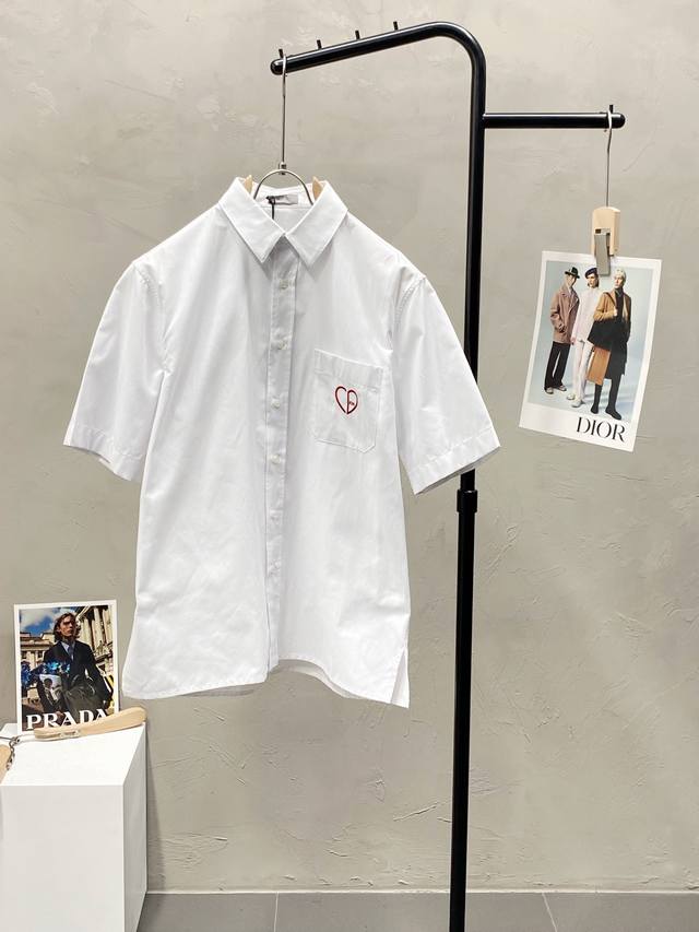 Dior迪奥独家专供新款原单男士休闲短袖开衫 高端 高端版本 时尚百搭爆款进口面料 手感超柔软细腻 穿着亲肤舒适 高端精品 代工厂P精细做工 上身非常赞 男士必