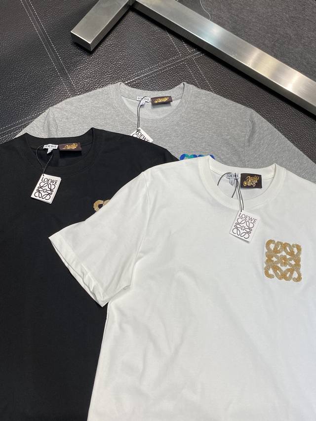 Loewe罗意威独家专供新款原单男士休闲短袖 高端 高端版本 时尚百搭爆款进口面料 手感超柔软细腻 穿着亲肤舒适 高端精品 代工厂P精细做工 上身非常赞 男士必