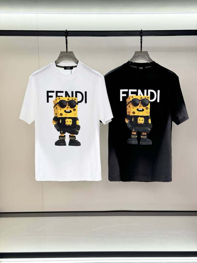 Fendi 芬迪，2025夏季最新款，专柜同步有售，原单狠货，时尚休闲圆领短袖T恤，上身很有特点！吸睛而有亮点，进口原版面料，顶级刺绣工艺字母图案装饰Logo，