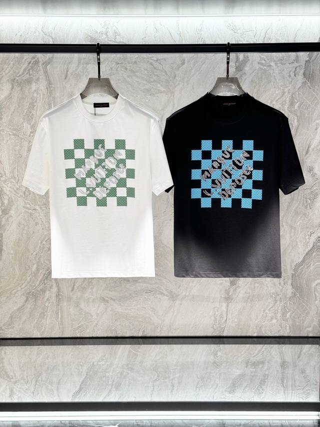 Louis Vuitton 路易威登，2025夏季最新款，专柜同步有售，原单狠货，时尚休闲圆领短袖T恤，上身很有特点！吸睛而有亮点，进口原版面料，顶级刺绣工艺字