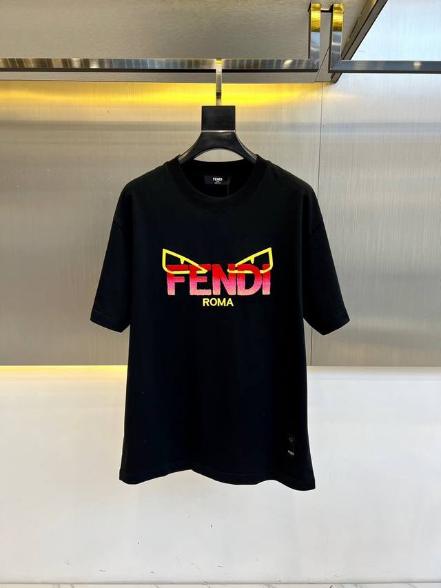 G Fendi芬迪、2025Ss夏季新品 男士胸前经典彩色牙刷绣Logo圆领短袖T恤！渠道精品！满分的字母Logo元素打造，高端气质型必入的极品款式，一款极具腔