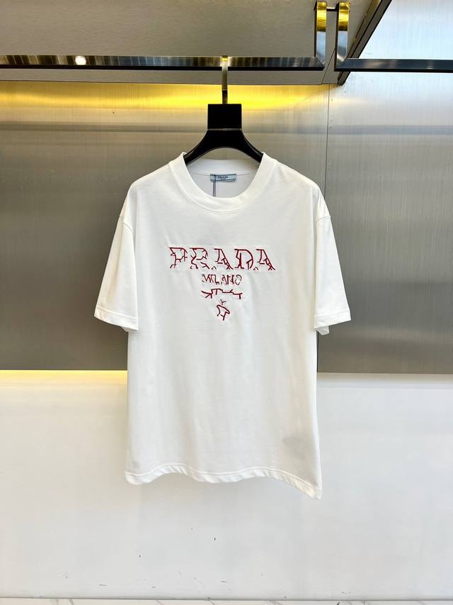 G Prad普拉、25S新品发售经典P家印花Logo短袖T恤，每年出的新款圆领T恤都很Nice！简单大方的设计不失经典风格，至于搭配根本不用发愁，随便一搭都可以