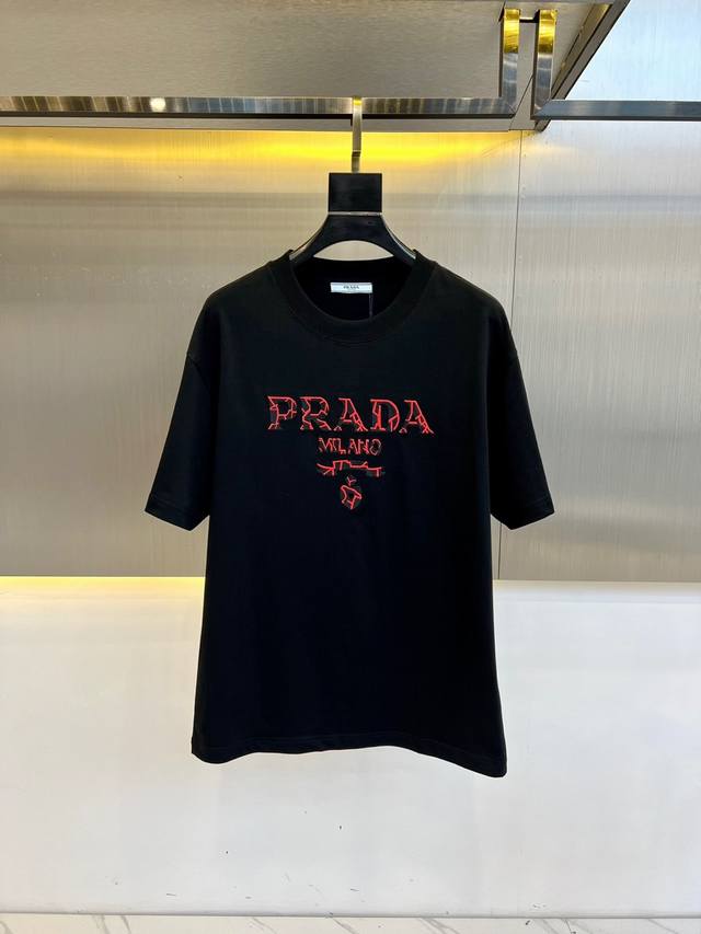 G Prad普拉、25S新品发售经典P家印花Logo短袖T恤，每年出的新款圆领T恤都很Nice！简单大方的设计不失经典风格，至于搭配根本不用发愁，随便一搭都可以