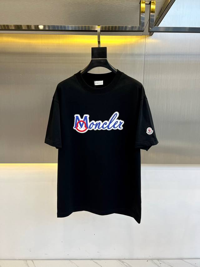 G Mon蒙口、2025S春夏新款新标字母Logo宽松显瘦休闲圆领短袖T恤。纯棉高支数面料整体的触感极为舒适，亲肤效果也是极佳。整体宽松的版型配置，更具青春运动