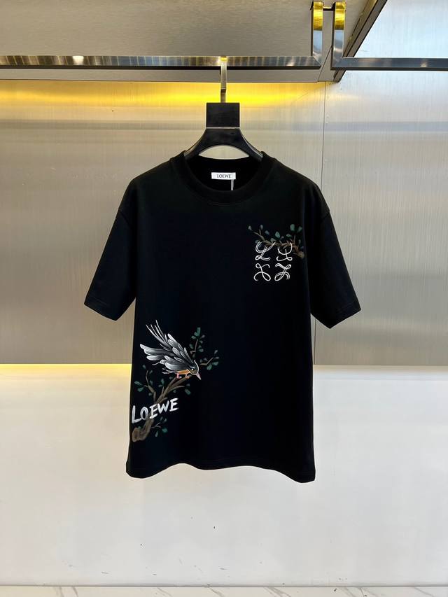 Lowe罗意威、2025新品手绘Logo元素打造，一款极具腔调感与魅力的单品！ 精工刺绣，32支双全精梳棉纺织面料，简约经典！面料触感细腻柔软，着穿非常的亲肤透