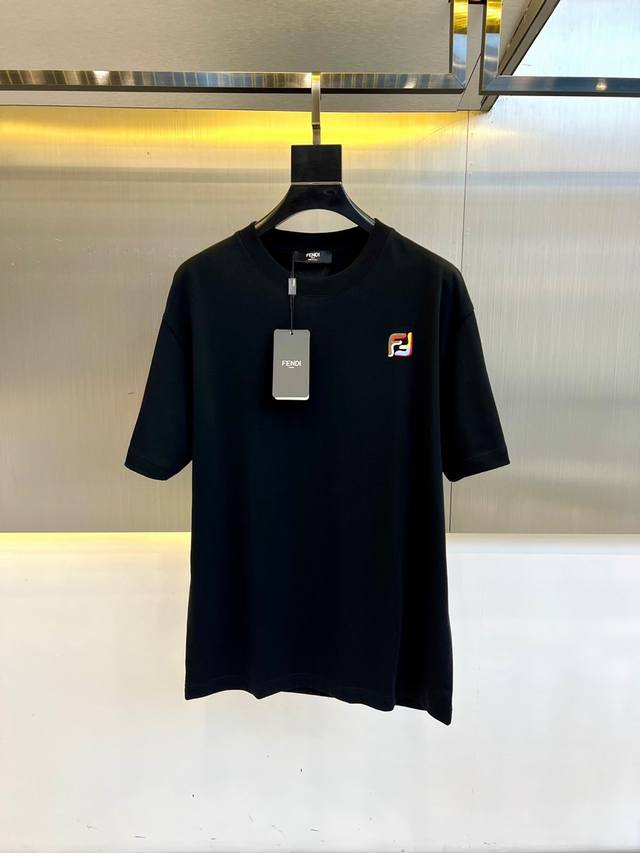 Fendi、2025春装新品爆款短袖T恤，这款T恤采用客供定制平纹针织棉布，面料克重足，手感瓷实柔软，质感挺括有型，无论是从触感还是视觉上，都给人一种高档而舒适