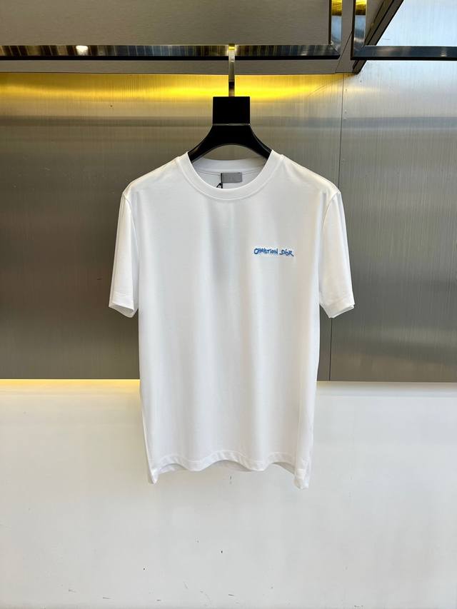 Dior、海岛棉短袖圆领T恤。经典标识，衣服触感柔软亲肤，视觉上很精致、有质感、高贵，非常简单也很显品质。早春可作为内搭，夏季可单独穿着，可以搭配出多种形式。色
