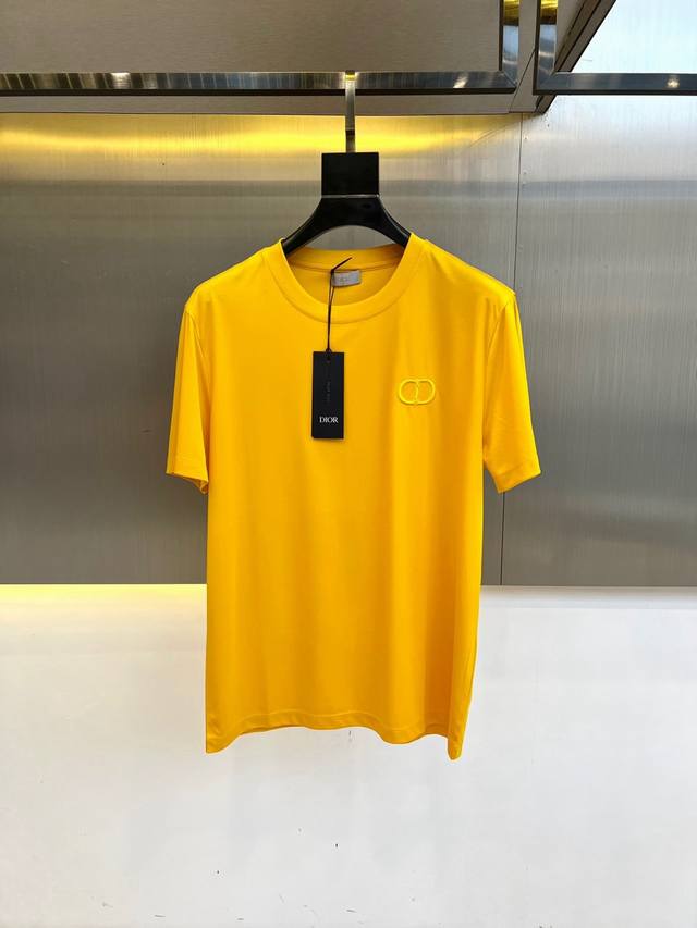 Dior、海岛棉短袖圆领T恤。经典标识，衣服触感柔软亲肤，视觉上很精致、有质感、高贵，非常简单也很显品质。早春可作为内搭，夏季可单独穿着，可以搭配出多种形式。色