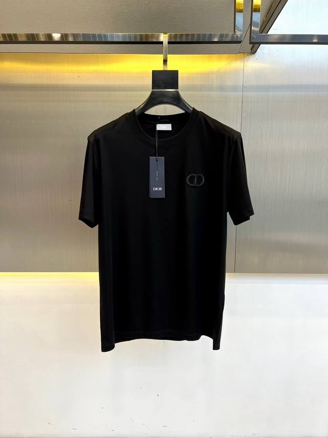 Dior、海岛棉短袖圆领T恤。经典标识，衣服触感柔软亲肤，视觉上很精致、有质感、高贵，非常简单也很显品质。早春可作为内搭，夏季可单独穿着，可以搭配出多种形式。色