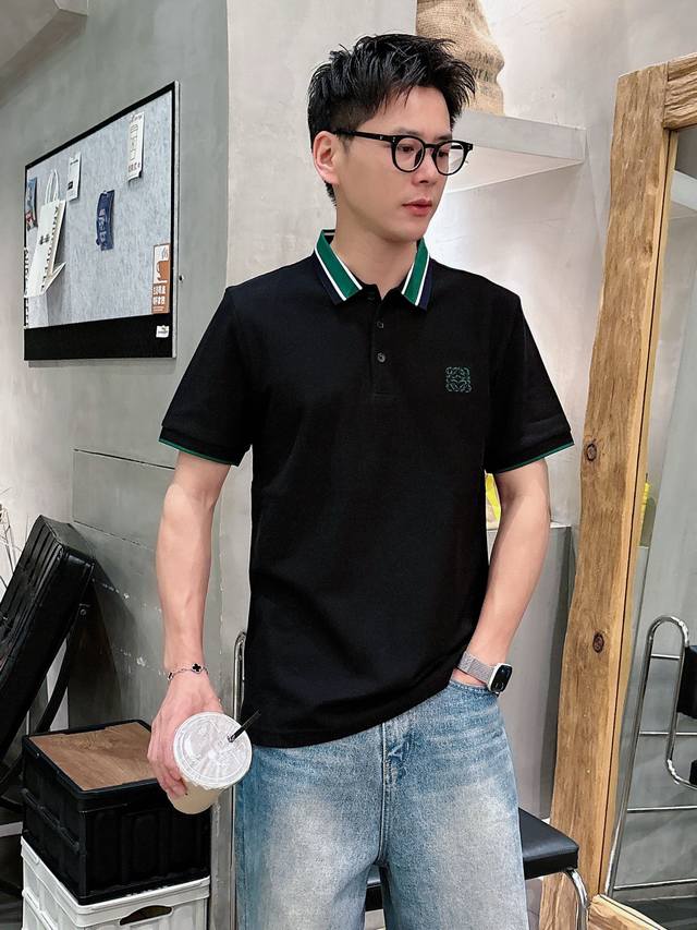 罗意威 25S新款Polo短袖.原单推荐！这款Polo衫采用高端丝光棉质珠地面料制成，经典衣领，点缀条纹饰边，胸前饰有蒙家标识刺绣.双色定织.原版1:1开发，三
