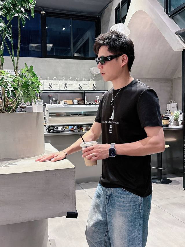 Bc老钱新贵们推荐 年年经典 商务休闲都能很好搭配的一款 标志字母印花款圆领长袖T恤衫 标志印花设计，上身清爽干净而显质感 合体的剪裁 面料采用丝光棉的材质 表