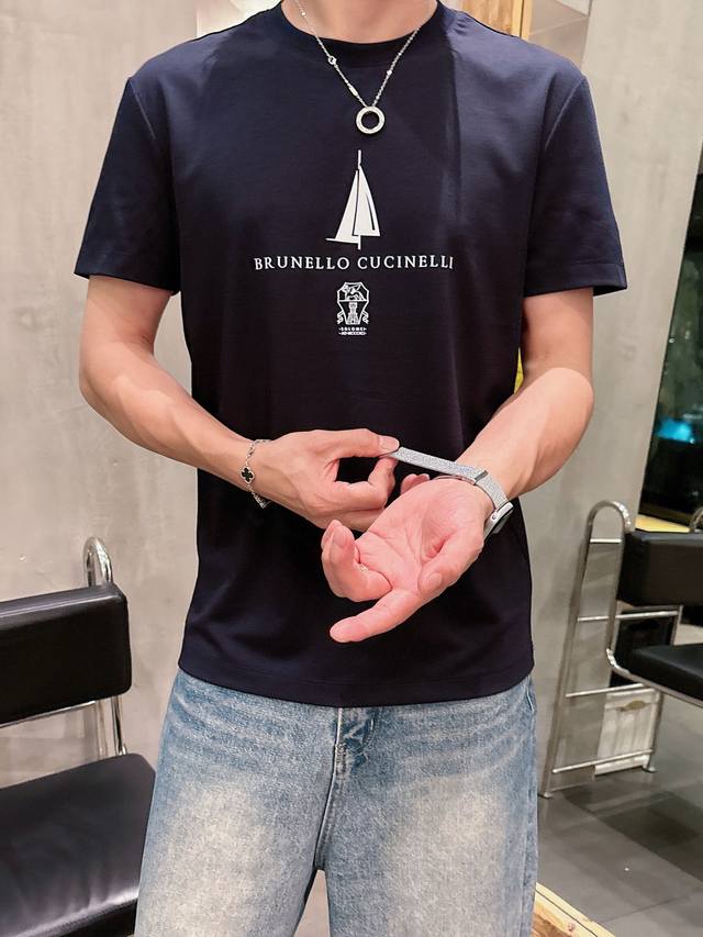Bc老钱新贵们推荐 年年经典 商务休闲都能很好搭配的一款 标志字母印花款圆领长袖T恤衫 标志印花设计，上身清爽干净而显质感 合体的剪裁 面料采用丝光棉的材质 表