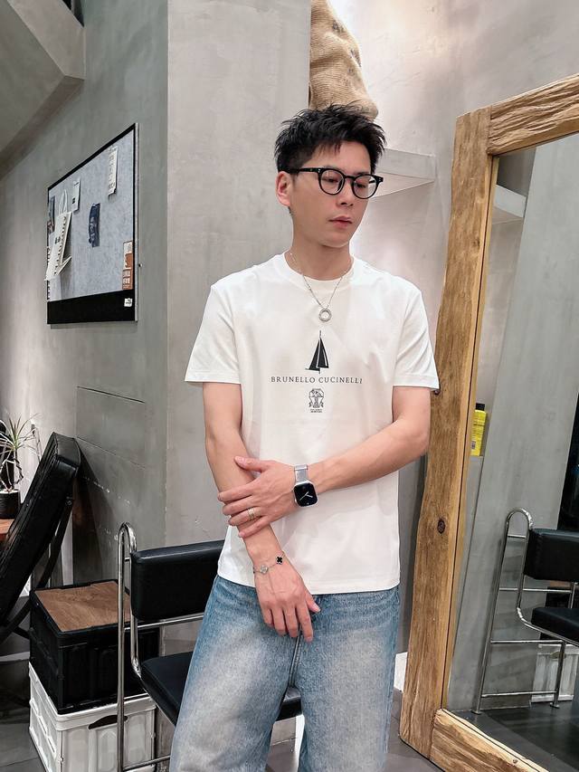 Bc老钱新贵们推荐 年年经典 商务休闲都能很好搭配的一款 标志字母印花款圆领长袖T恤衫 标志印花设计，上身清爽干净而显质感 合体的剪裁 面料采用丝光棉的材质 表
