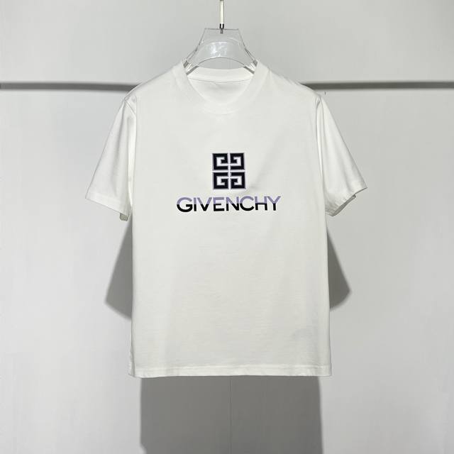Gvc2025春夏新款圆领短袖.巴黎时装周同款,主打潮流,Give专柜同步款.拼色Logo字母系列情侣短袖采用240克定制精梳纯棉，领口定制螺纹不变形，领口包包
