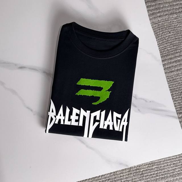 Bale时尚报刊字母短袖T恤由浪漫主义的魔术师将时装印花由报刊刊印形式展现，将基础适穿的短袖打造得风趣优雅且时髦。爆款的延续，纯棉面料，刷毛蓬软工艺，撞色花型吸