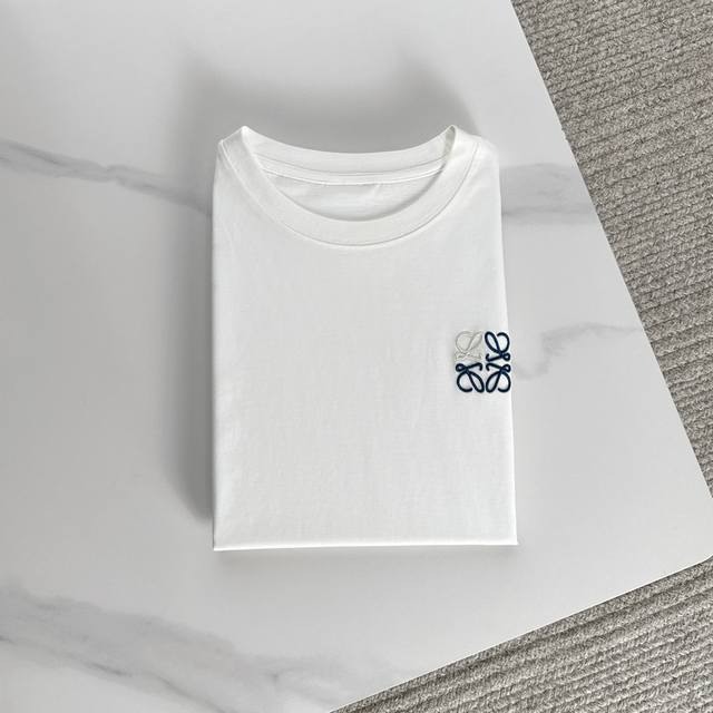 Le 25年春夏新款圆领短袖精工拼色字母Logo刺绣精致升级，灵感源自八十年代复古原版面料 官方同款 短袖T恤定制同缸染面料 手感非常舒服 春夏最新砖柜同步 时