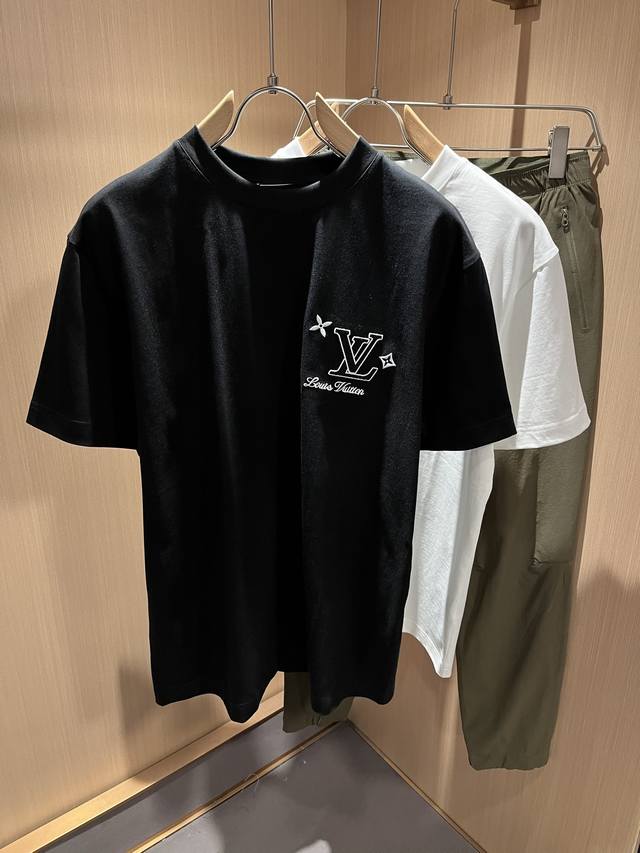 Louisvuitt*路易*登 2025春夏全新系列单品上线，非常时髦前卫的一款男女同款短袖T恤，标识Logo图案刺绣修饰！区别于以往的不同，宣示品牌传承多年的