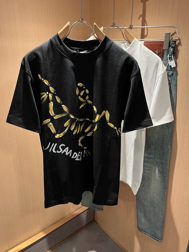 Arcter*X始*祖鸟 联名Jil Sander 2025春夏新款男女同款短袖T恤户外品牌可能大家第一想到的就是加拿大鹅、始祖鸟。给人一种标签试的感觉！除了在