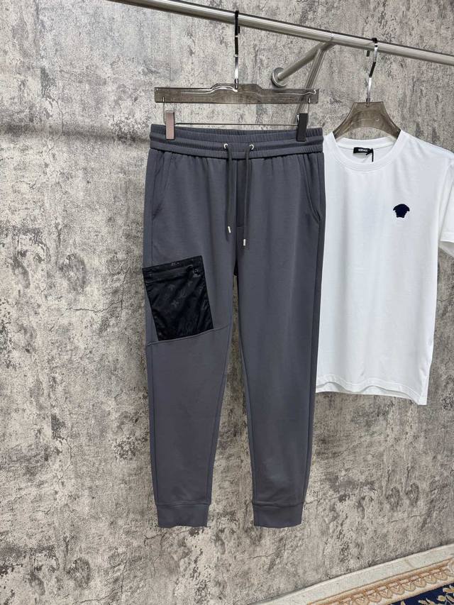 驴家25春夏新品 极简运动打造出清爽的摩登Stay！穿上新颖 时髦面料舒服透气，面料不会起球 裤子的车线都是精细。穿着非常舒适 低调不失奢华 穿出去非常有档次。