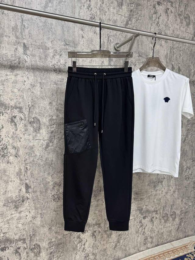 驴家25春夏新品 极简运动打造出清爽的摩登Stay！穿上新颖 时髦面料舒服透气，面料不会起球 裤子的车线都是精细。穿着非常舒适 低调不失奢华 穿出去非常有档次。