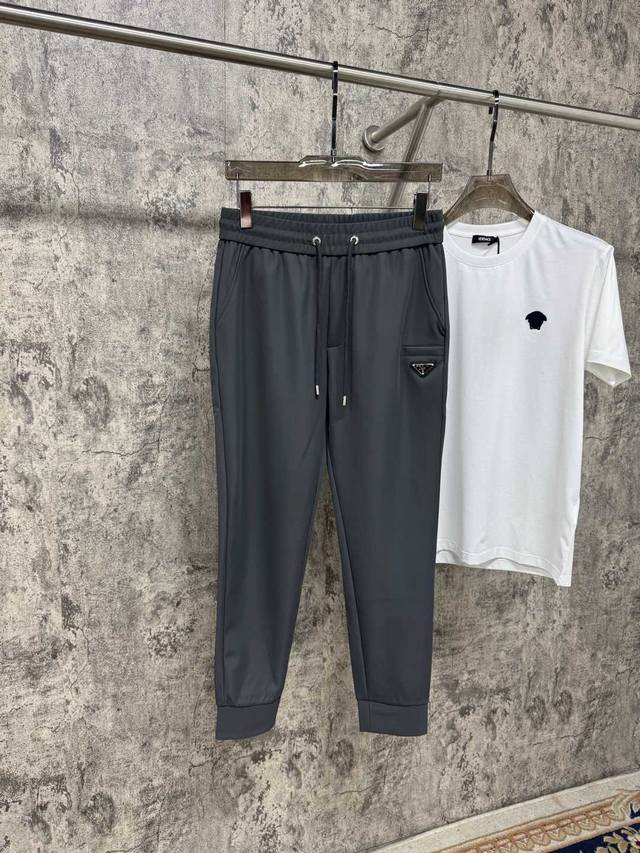 家25春夏新品 极简运动打造出清爽的摩登Stay！穿上新颖 时髦面料舒服透气，面料不会起球 裤子的车线都是精细。穿着非常舒适 低调不失奢华 穿出去非常有档次。裤