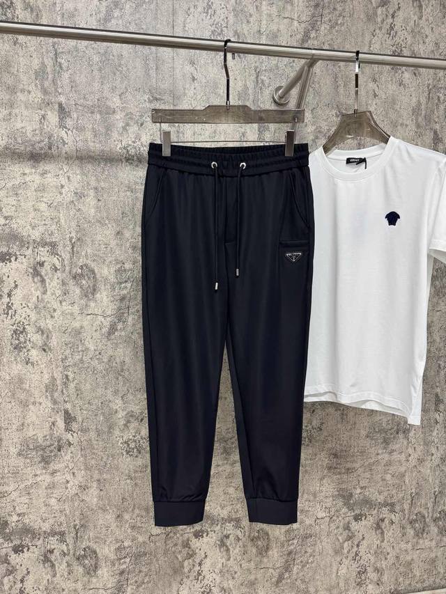 家25春夏新品 极简运动打造出清爽的摩登Stay！穿上新颖 时髦面料舒服透气，面料不会起球 裤子的车线都是精细。穿着非常舒适 低调不失奢华 穿出去非常有档次。裤