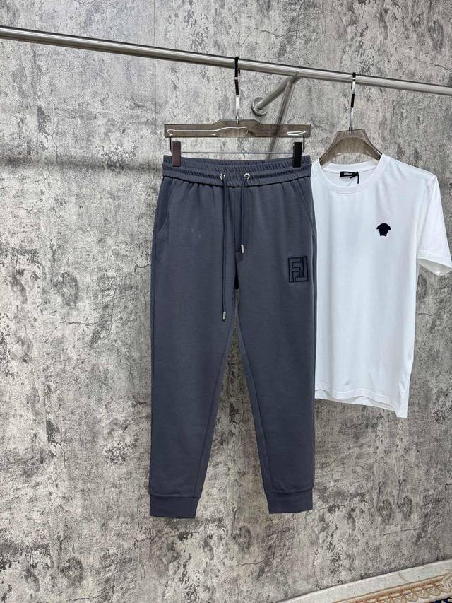 F家25春夏新品 极简运动打造出清爽的摩登Stay！穿上新颖 时髦面料舒服透气，面料不会起球 裤子的车线都是精细。穿着非常舒适 低调不失奢华 穿出去非常有档次。