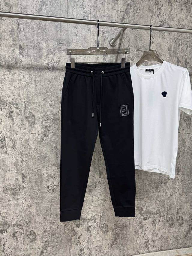 F家25春夏新品 极简运动打造出清爽的摩登Stay！穿上新颖 时髦面料舒服透气，面料不会起球 裤子的车线都是精细。穿着非常舒适 低调不失奢华 穿出去非常有档次。