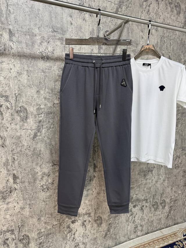 家25春夏新品 极简运动打造出清爽的摩登Stay！穿上新颖 时髦面料舒服透气，面料不会起球 裤子的车线都是精细。穿着非常舒适 低调不失奢华 穿出去非常有档次。裤