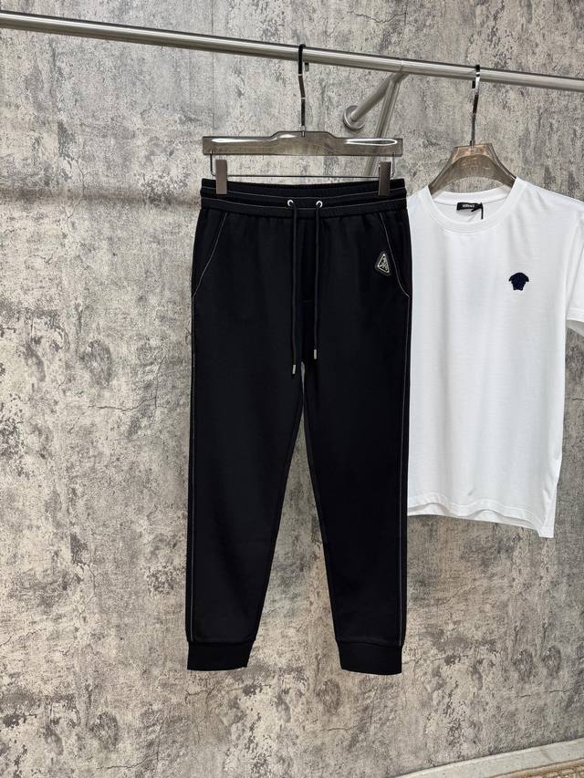 家25春夏新品 极简运动打造出清爽的摩登Stay！穿上新颖 时髦面料舒服透气，面料不会起球 裤子的车线都是精细。穿着非常舒适 低调不失奢华 穿出去非常有档次。裤