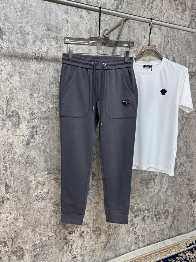 家25春夏新品 极简运动打造出清爽的摩登Stay！穿上新颖 时髦面料舒服透气，面料不会起球 裤子的车线都是精细。穿着非常舒适 低调不失奢华 穿出去非常有档次。裤