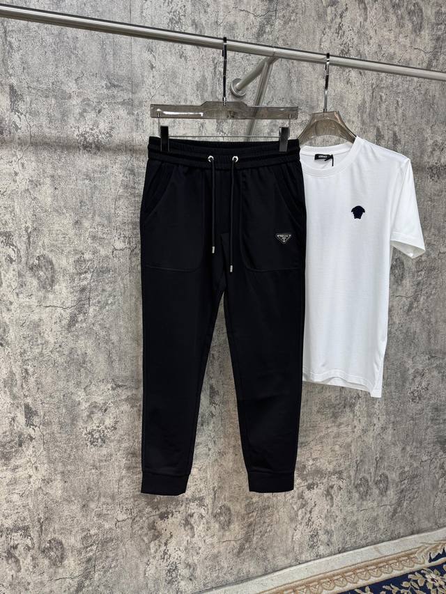 家25春夏新品 极简运动打造出清爽的摩登Stay！穿上新颖 时髦面料舒服透气，面料不会起球 裤子的车线都是精细。穿着非常舒适 低调不失奢华 穿出去非常有档次。裤