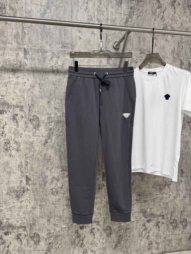 家25春夏新品 极简运动打造出清爽的摩登Stay！穿上新颖 时髦面料舒服透气，面料不会起球 裤子的车线都是精细。穿着非常舒适 低调不失奢华 穿出去非常有档次。裤