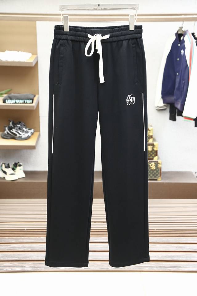 古驰-2025春夏最新品，专柜同步有售，时尚休闲裤，进口原版面料，做工极为复杂，唯一可以做代购级别的渠道狠货，经典刺绣Logo，原版五金辅料装饰，档次极高，舒适