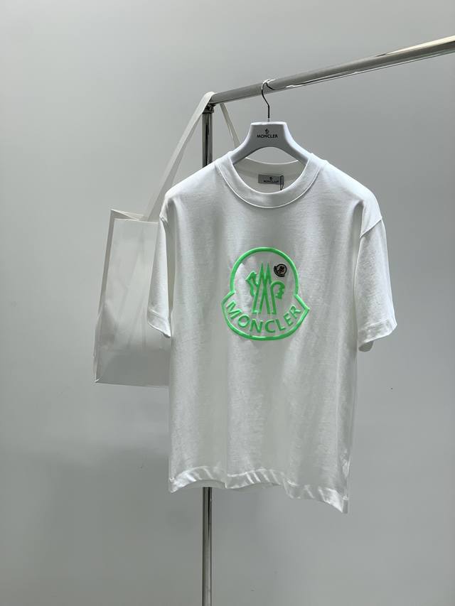 Moncler 蒙口，2025夏季最新品，专柜同步有售，原单狠货，时尚休闲圆领短袖T恤，上身舒适！吸睛而有亮点，采用进口原版面料，顶级刺绣印花工艺字母图案Log
