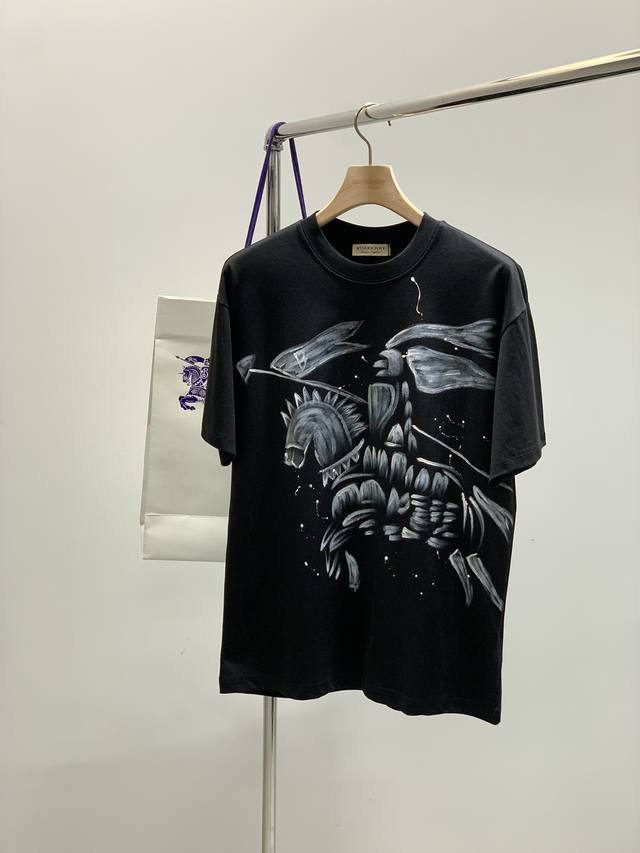 Burberry 巴宝莉，2025夏季最新品，专柜同步有售，原单狠货，时尚休闲圆领短袖T恤，进口原版面料，上身舒适透气，顶级印花工艺字母图案装饰Logo，档次极