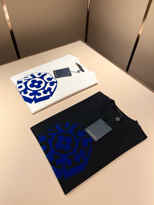 Louisvuitt*路易*登 2025春夏全新系列单品上线，非常时髦前卫的一款男女同款短袖T恤，标识Logo图案压绒修饰！区别于以往的不同，宣示品牌传承的设计
