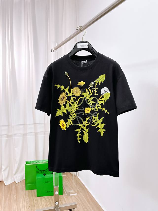 罗意威春夏新款首发专柜最新款短袖圆领T恤 高端订制 设计前卫时尚！品牌Logo重工艺设计 高端定制230克面料.手感柔软.穿着舒适.专柜级别精致车线.做工精细.