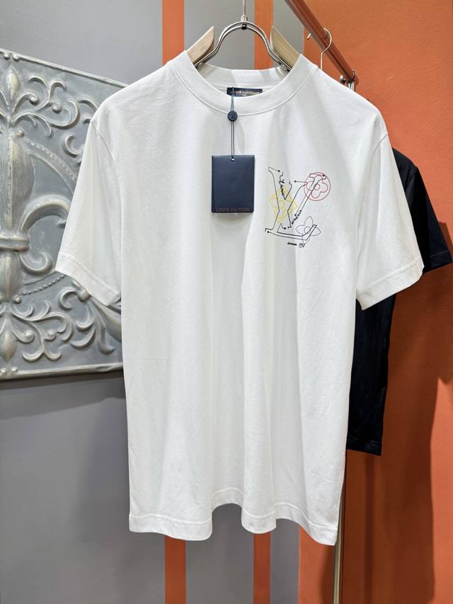 Lv 2025春夏新款短袖T恤！走秀图案时尚休闲短袖T恤衫！设计Logo设计！极具设计精选客供260克100%全棉面料，手感柔软亲肤，着身舒适透气性都无法挑剔，